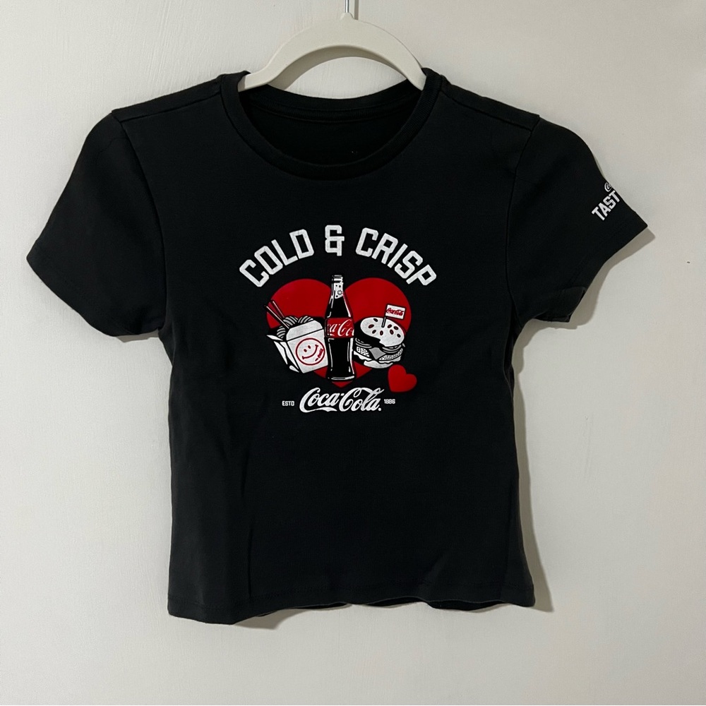 Coca Cola Dark Grey Tee “Cold & Crisp” Graphic Tee Size M (medium)
